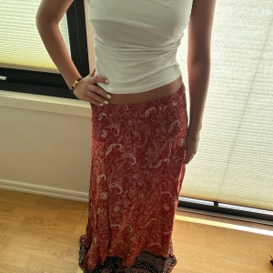 Somrig kjol - Säljer min fina sommarkjol som jag fick i födelsedagspresent då den är för lång för mig, den är i nyskick alltså aldrig använd ❤️