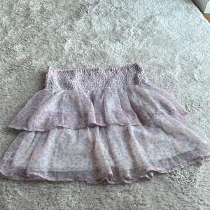 Vero Moda kjol storlek s köpt föra året. Väldigt sparsamt andvänd! Köpte för 400kr