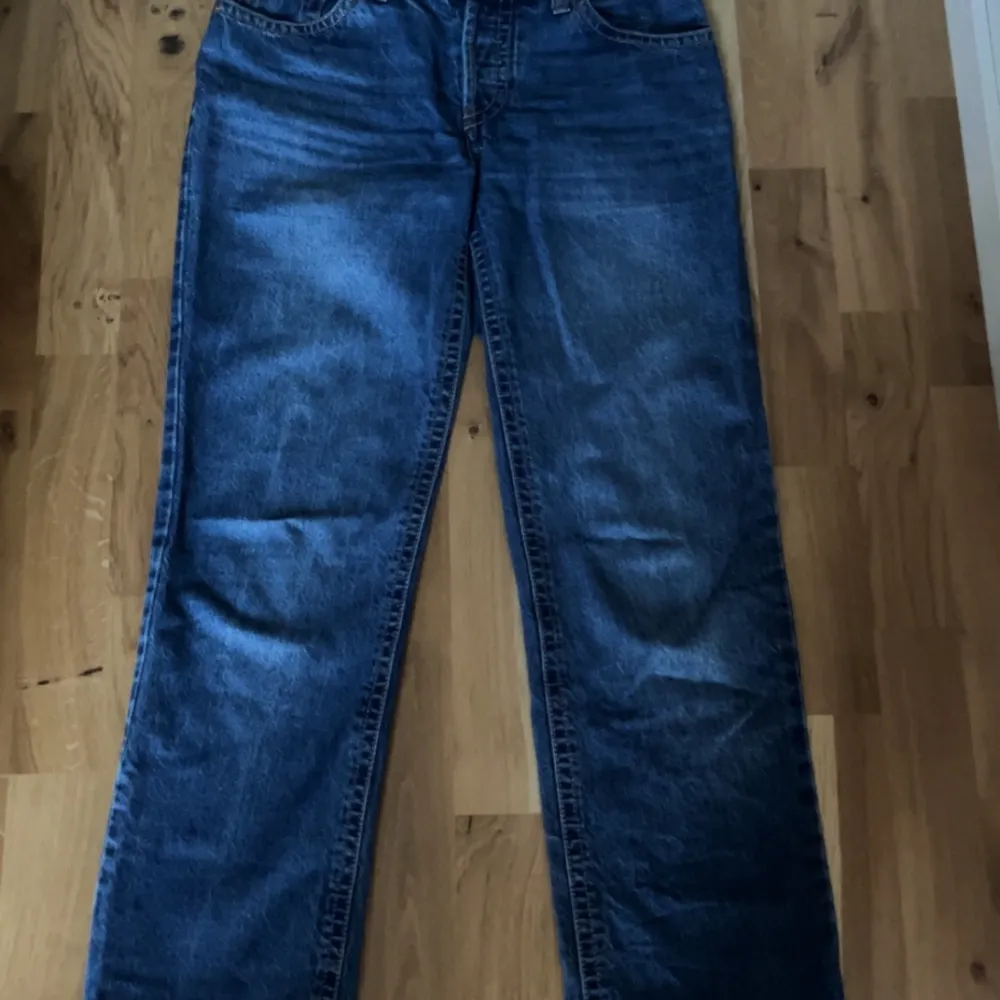 Säljer nu mina favorit mörkblå jeans. Dom har små paljetter som lätt ramlade av men inte förstör byxan på något sätt. Dom är en blandning mellan straight och bootcut. Och är i gott skick. Storlek 26*32. Jeans & Byxor.