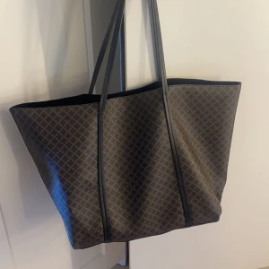 Marlene Birger väska  - Marlene Birger inspirerande väska. Jättefint skick. Köpt på hm där är den helt slutsåld. Populär och trendig väska. Perfekt till sommaren. 💙💙💕💕💚💚💞💞