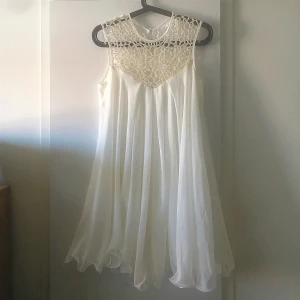 Klänning  - Köpt till studenten men bytte sista stund så är bara provad. Ångrat ever since för den är magisk. Står st. 36 men är nog 38, eftersom det var vad jag beställde, jag hade 38 då o den passade då men nu med 36 på bilden. Köpt för 1 395 kr. Fläckfri ofc.