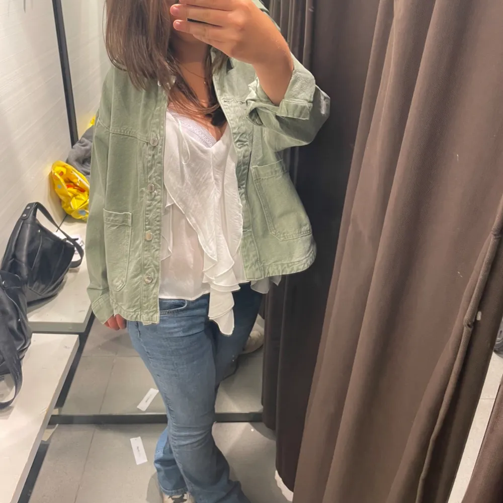 Säljer denna fina gröna jeans jacka ifrån Zara! Perfekt till sommaren!🥰  . Jackor.
