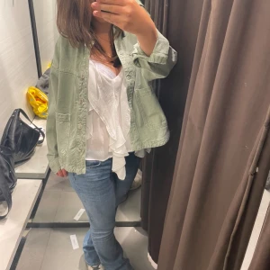Grön Jeans jacka från Zara - Säljer denna fina gröna jeans jacka ifrån Zara! Perfekt till sommaren!🥰  