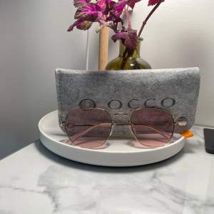 Rosa solglasögon från Occo. Endast testade.  