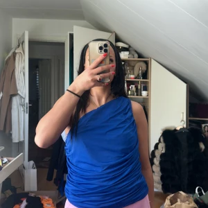 oneshoulder topp - blå one shoulder topp från bikbok, använd en gång då den sitter lite löst på mig. är en XS/S vanligtvis. 