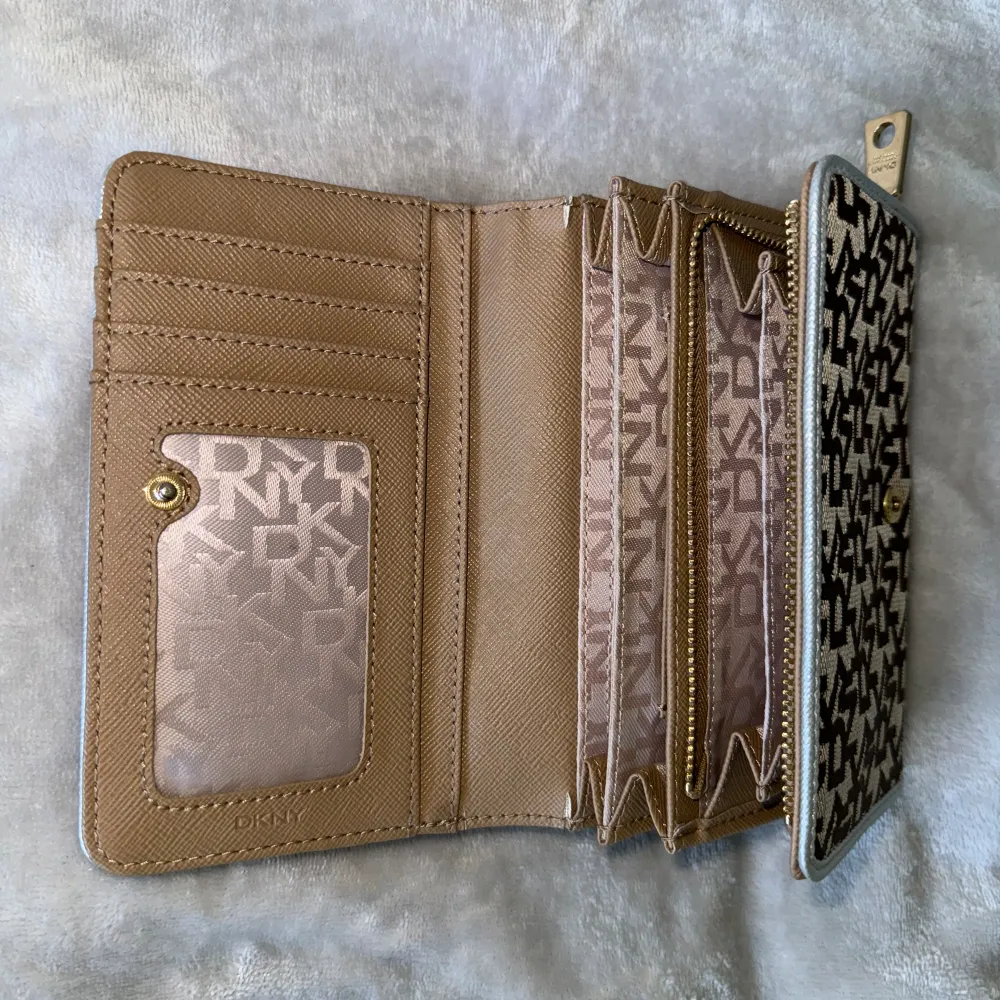 Superfin DKNY plånbok som jag fick av en vän, men kommer tyvärr aldrig till användning. Den har 16 stycken fack/utrymmen. Väldigt mycket man får plats i. . Väskor.