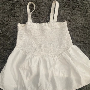 Volangtopp - Säljer denna fina vita volangtoppen! Superfin har inga defekter💕 