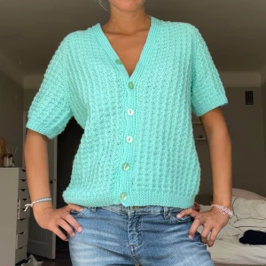 Stickad kofta  - Säljer denna skriv om ni har några frågor🤭🤭😊🫶🏼🫶🏼🌸