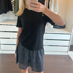 Prickig volang kjol Vero Moda  - Använd några gånger men i fint skick 