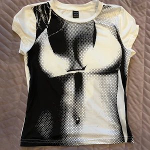 t-shirt  - aldrig använd. väldigt stretchig