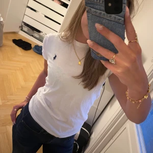 Ralph lauren t-shirt - Ralph lauren t-shirt  Säljer då den inte riktigt kommer till användning, typ aldrig använd💞 Köpt för ca 900kr så säljer för ca 500💞