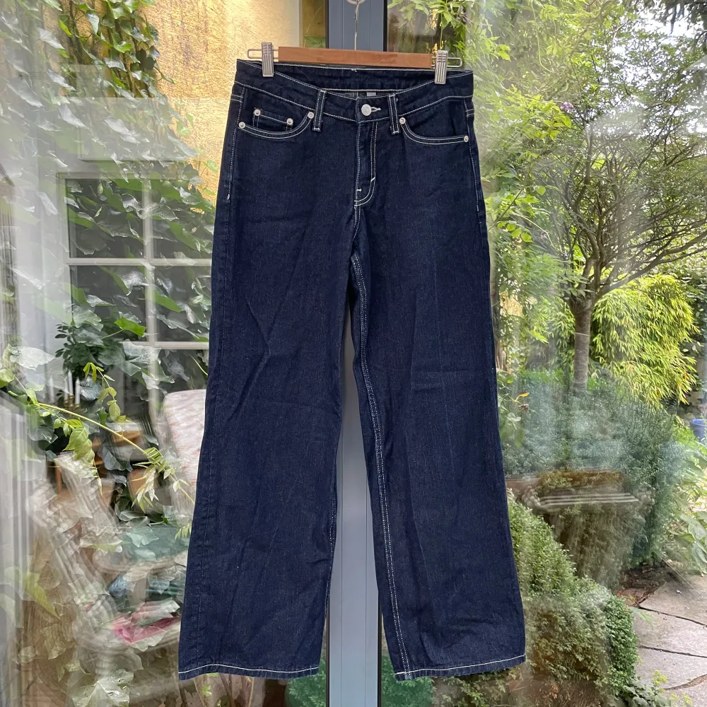 Mörkblå jeans från Weekday i modell Ample low loose jeans🌺 Köpta nya av mig men endast använda 2-3 gånger. Väldigt bra skick!!🌟 Storlek 26/32, men är lite mindre än andra jeans i samma modell och storlek👖. Jeans & Byxor.