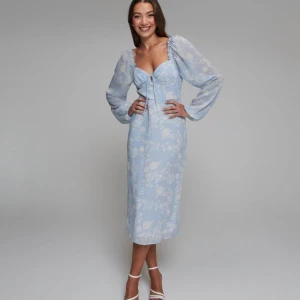 Blommig klänning - Finaste sommarklänningen från Nelly!!💕💕 Beställde två storlekar inför examen och valde den andra, därför helt oanvänd! 