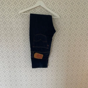 Levis jeans 501 - Mörkblå Levis jeans moddel 501 , inga skador eller liknande 