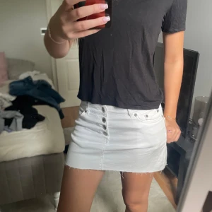 Jeanskjol  - Köpte från sellpy. Har klippt den och går även att klippa kortare.