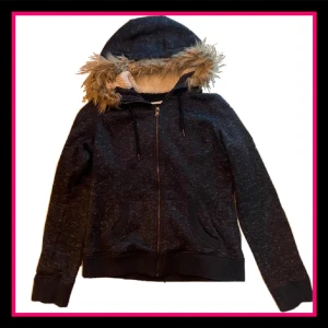 Fur hoodie🩷 - Jag säljer denna snygga zipup hoodie med fur luva! Fint skick. Skriv gärna vid frågor eller fler bilder!💗