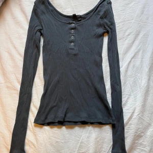 Blå långärmad tröja  - Pieces blå tröja, ligger på 259 kr på webbsidorna men säljs då jag inte har nån användning längre 💕