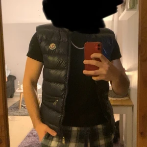 Moncler gui - Säljer min extremt lycksiga  moncler gui i färgen night blue (marinblå)av den anledningen att den tyvärr är för stor. Kom privat för mer bilder eller om ni har frågor eller funderingar så tveka inte att skriva till mig😄