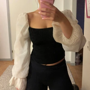 Topp - Fin topp från Zara. Köpt för flera år sedan men är knappt använd. Är i storlek M men skulle säga den snarare är lite mindre i storlek. 