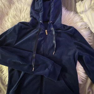 velour zip up - mörkblå mjuk zip up kofta från gina tricot! bra skick och helt felfri🤍 