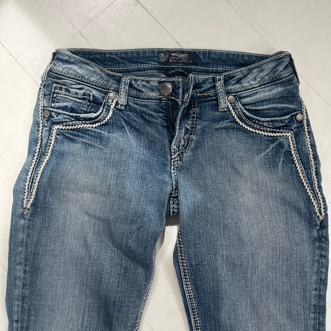 Coola silver jeans med detaljer - 92