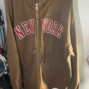 Brandy Melville hoodie  - Helt nya tycker inte färgen så därför jag vill sälja:)