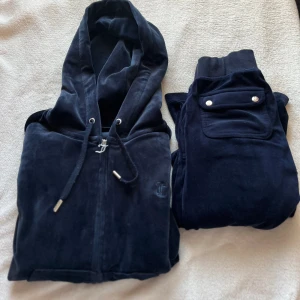 Juicy set - Kommer inte längre till använding, använt den ett par gånger. Set 500 koftan och byxan styck kostar 300kr💗