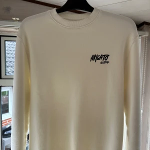 Axel arigato sweatshirt  - Tröja i fint skick den är XS men har du S sitter den bra med.