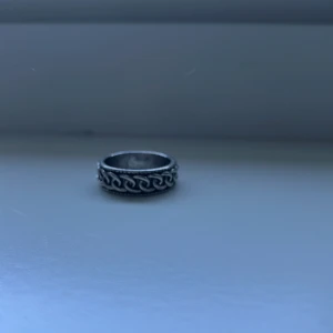 Säljer en ring som inte är rostfri men är i väldigt bra sick.  - Ringen är i bra sick och säljer för ett bra pris. Ringen är inte rostfri.