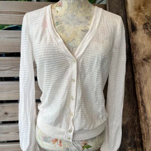 Söt skir kofta från. H&M - Jätte söt kofta som passar perfekt på sommaren. Lite glansig/skir kvalitet, känns nästan kall när man tar i den. Lapparna i sidan bortklippta då de lös igenom. Upptäckte en liten rosa prick90 ena ärmen, ej provat att ta bort den.