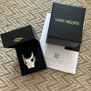 Bravery Ring Maria Nilsdotter - Bravery Ring från Maria Nilsdotter. Fint skick med några repor, se bild 4. Nypris 2995. Storlek 18. Kvitto finns✨