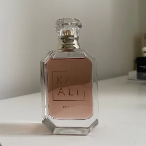 Kayali musk  - Säljer parfym i Kayali musk 50ml EDP. Knappt använd då doften ej passade mig🫶🏻 