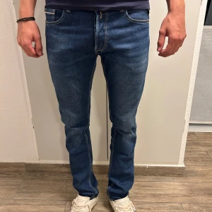 Replay jeans  - Supper snygga replay jeans till herr som är sparsamt använda, modellen är replay grover. St. 28/32 men sitter större i magen än 28.