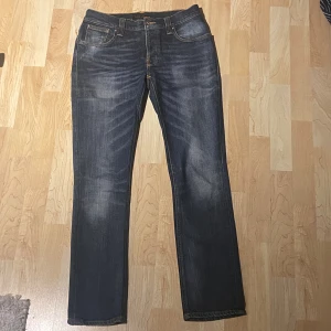 Nudie Jeans  - Nudie Jeans i Storlek 31/32. Skicket är nästintill så gott som nytt. Nypris 1500kr. Skriv om du vill veta mer!