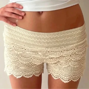 spetsshorts - skitsnygga spetsshorts, som är lite söndriga där bak men ingen som märks. 