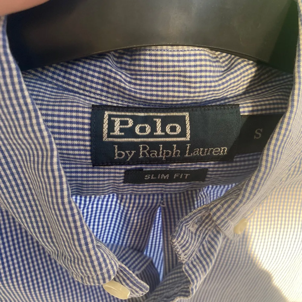 Ralph Lauren skjorta i mycket fint skick. Storlek Small. Säljer pga för liten. Zooma in för klarare bild och tveka inte på att skriva vid intresse. /Ha det gott. Skjortor.