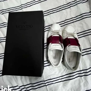Valentino opens  - Säljer nu mina valentino opens för att jag ska köpa nya skor. Skicket på skorna är 8/10 och inget fel på skorna. Med skorna medföljer box och dustbag.