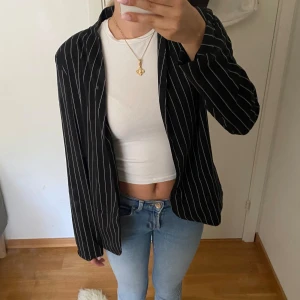 Kavaj - Svart Vit Randig kavaj, snyggt till kostymbyxor💕