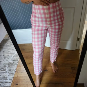 Kostymbyxor - SKITSNYGGA kostymbyxor från Zara, använda 2 gånger. Säljer då det inte riktigt är min stil längre. Storlek 38 men passar mig som är en 36a 