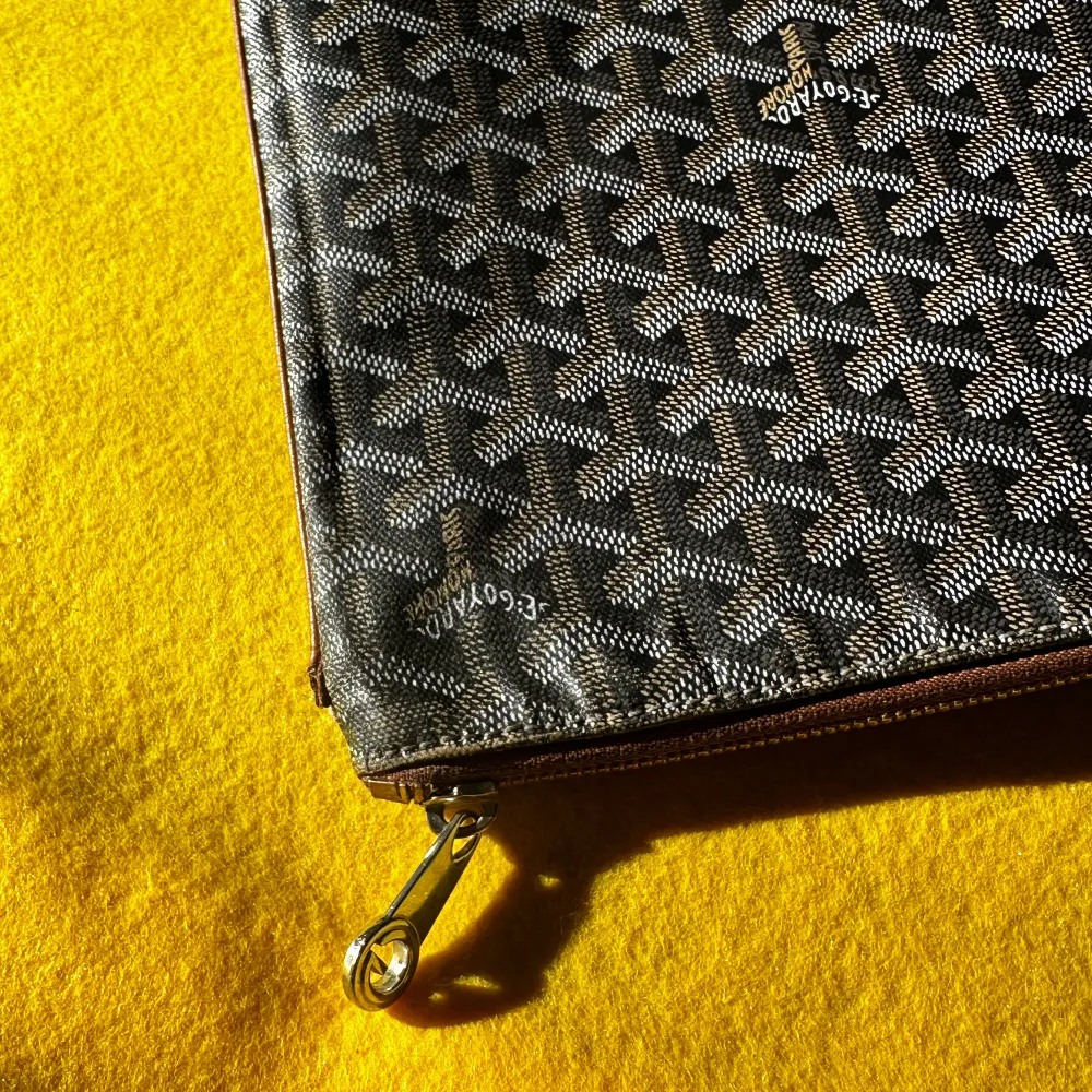 Goyard Senat GM pouch 40.5 x 29 cm  Använd en del men ändå bra skick. Lite färg som försvunnit i mitten längst ned + ett litet hål på ena hörnet och slitage på kanterna.  Färg är black och tan. Original låda finns kvar!. Väskor.