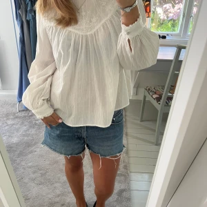 Zara blus - Blus från zara, knappt använd. Otroligt fin med vackert broderi i form av blomster🌺 kontakta vid intresse eller frågor!