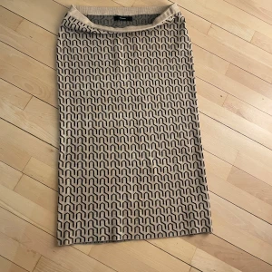 Stickad kjol - Stickad beige maxikjol med svart mönster. Som ny