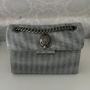 Kurt Geiger väska  - Säljer denna helt nya Kurt Geiger väska, använd 1 gång, helt nytt skick, pris: 1250kr🫶🏼