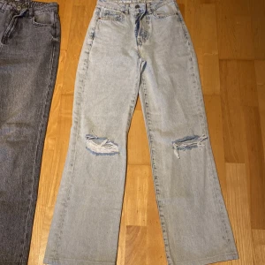 Jeans - Säljer två par jeans den ljusblåa från bikbok stl 34 och den andra från new yorker stl xs båda är aldrig använda och jätte fina båda kostar 180kr eller ett par för 100kr💕