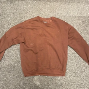 Brun sweetshirt - Storlek M Färg Brun Passform baggy Skick 10/10 Märke bershka 