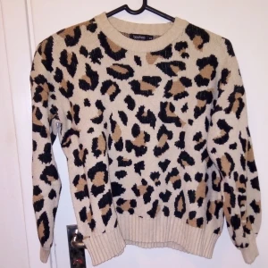 Leopard tröja - Ny skick , sparsamt använd , använd få gånger , 1 till 3 gånger bara 😊 Hel och ren och fräsch och fin och väldigt mjukt och skönt tyg/martial 😊 Fråga gärna för mer info vid intresse 💞😊