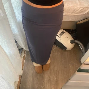 Soft touch kjol - Grå soft touch kjol från ginatricot🩷 Säljer då den inte kommer till användning!  Den har en fläck på sig som jag inte lyckas få bort men det är inget som syns så tydligt från längre håll🩷