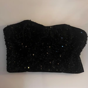 Glittrig topp - Svart glittrig topp. Använd några gånger men i bra skick. 