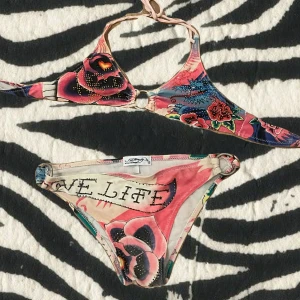 Edhardy bikini - Så söt edhardy bikini!! endast använd 1 gång av mig men köptes second hand för 400kr så vet tyvärr it hur många ggr den faktiskt användts😞💗