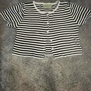 Kortarmad kofta - Randig kortarmad kofta nästan aldrig använd 